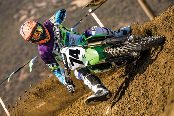 Мотокросс: гонщик на трассе.