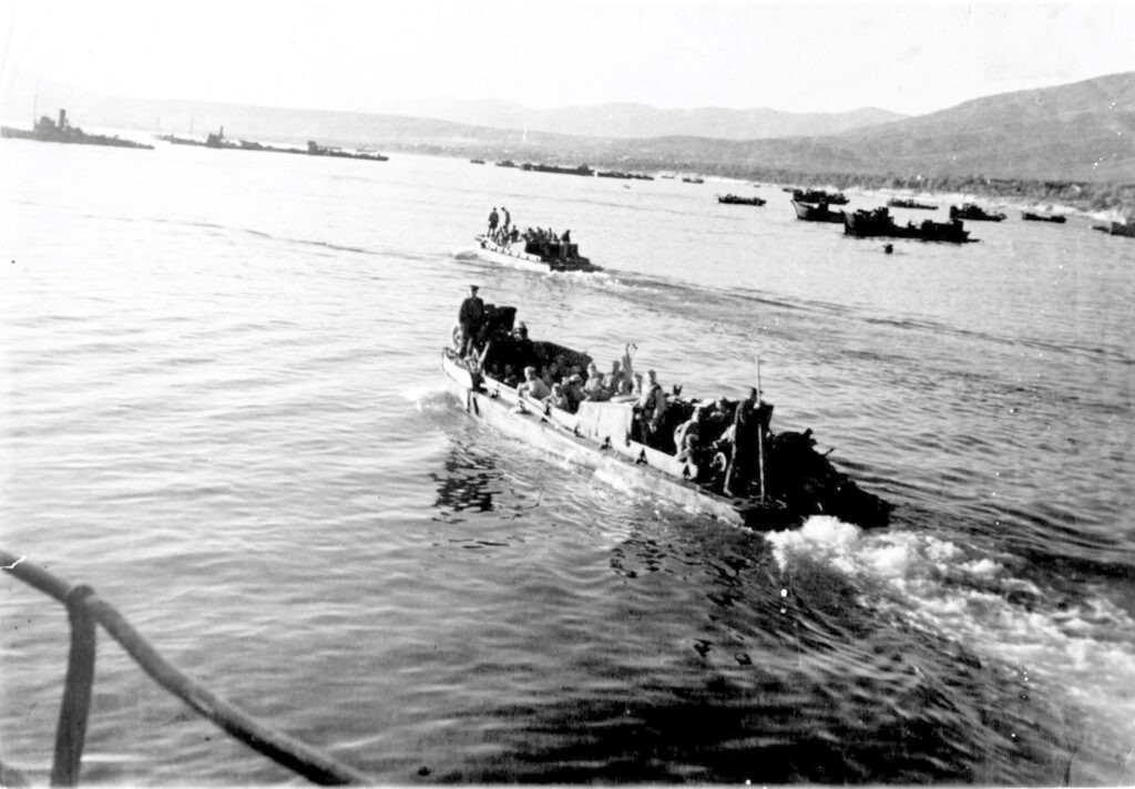    Торпедные катера и мотоботы уходят в закатных лучах на подмогу Малой Земле.