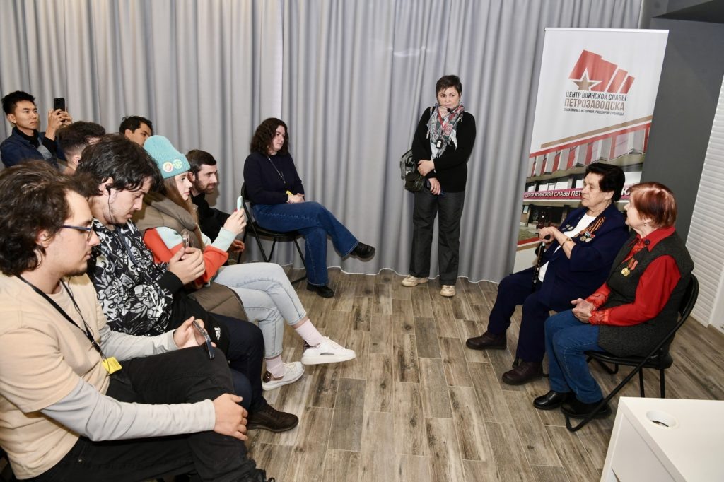    Иностранные блогеры на встрече с бывшими малолетними узниками финских концлагерей. Фото: «Республика» / Оксана Кудряшова