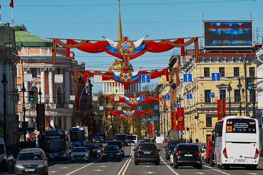 Невский проспект украшен к празднику