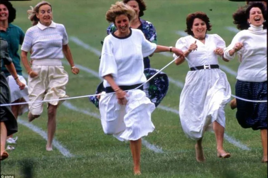 Принцесса Диана на школьных соревнованиях своих детей в школе, из интернета.