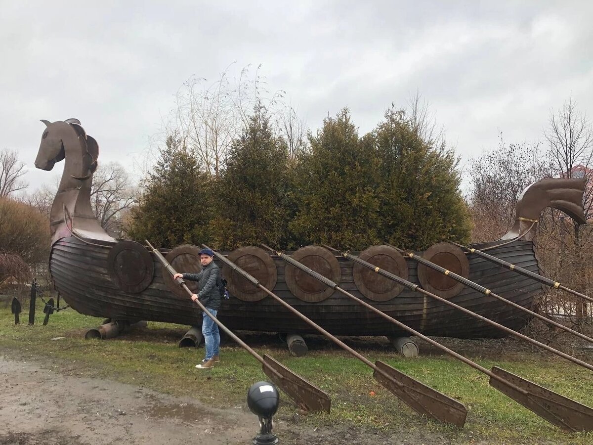 Памятник "Деревянная ладья" 