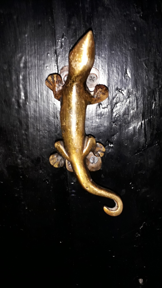 Кодайканал. Тибетский ресторан. Дверная ручка-геккон. Октябрь 2021 г.