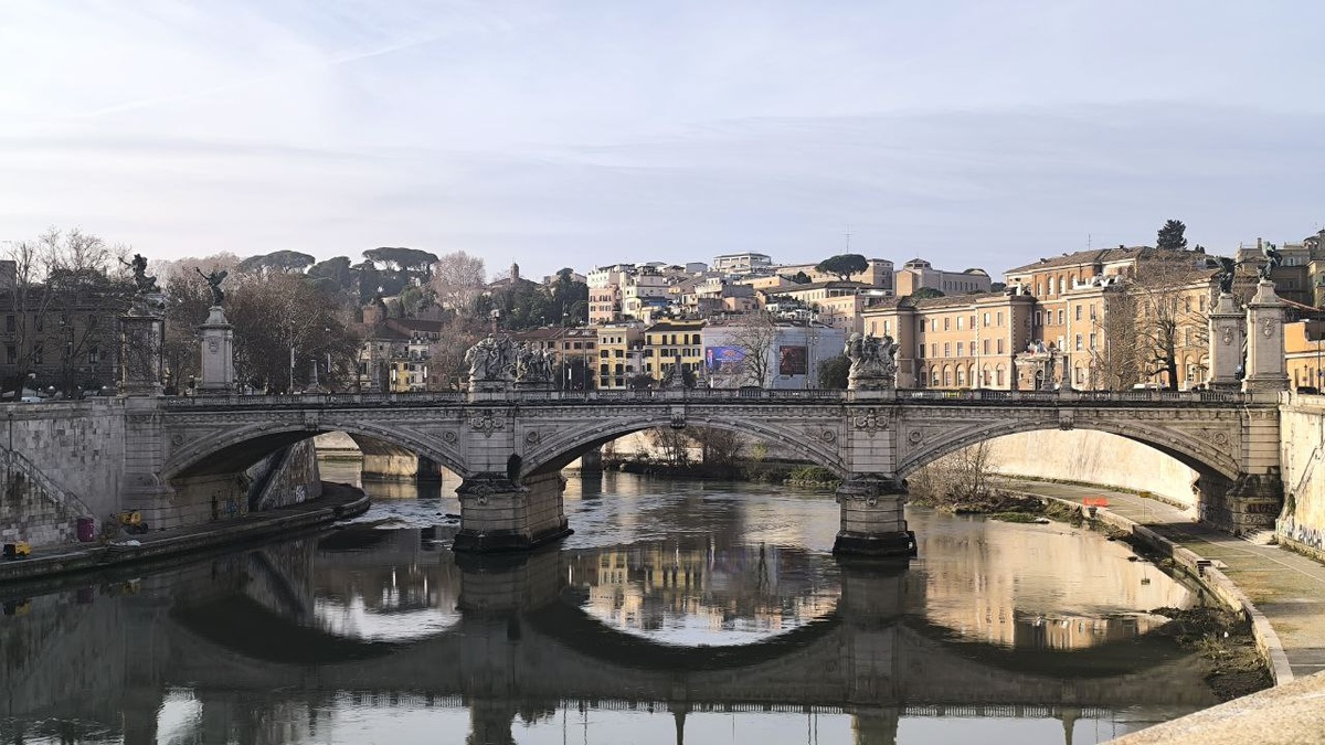 Вид на Тибр и на красивый мост