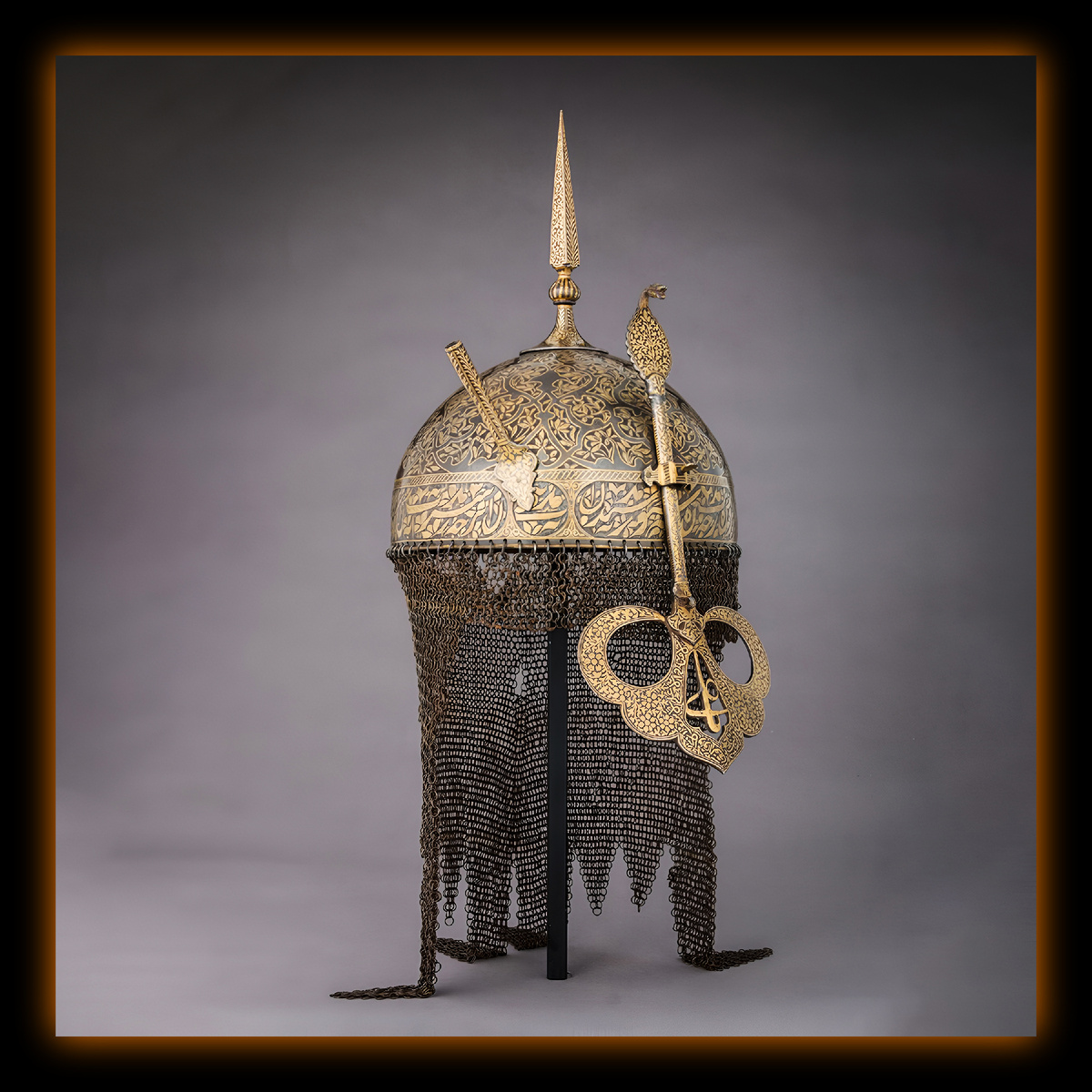 На фото индийский стальной шлем XVII века. На нем пластина с арабской надписью: «Нет героя, подобного Али, и нет меча, подобного Зульфикару». Известный как «топ», шлем представляем собой синтез исламской и индийской традиций и хранится в Метрополитен-музее в Нью-Йорке.