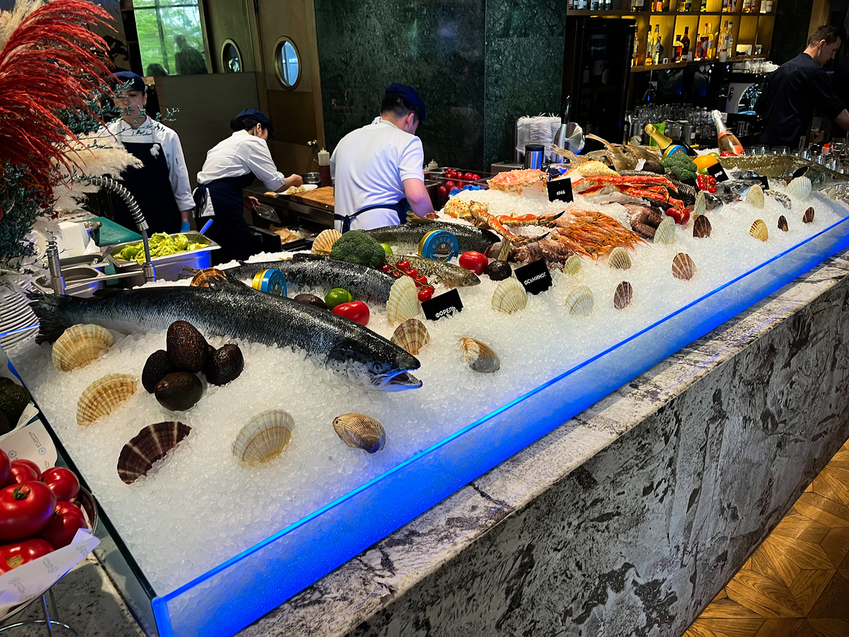 Витрина с рыбой и морепродуктами поражает масштабами →