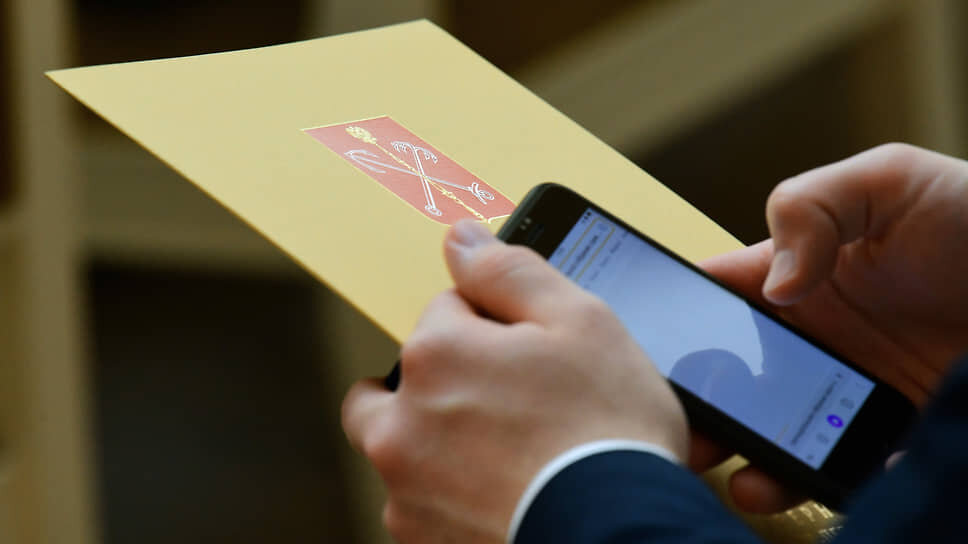 Проблемы с доступом в интернет со смартфонов начали появляться у пользователей Петербурга уже в среду, 7 мая.📷Фото: Александр Коряков / Коммерсантъ