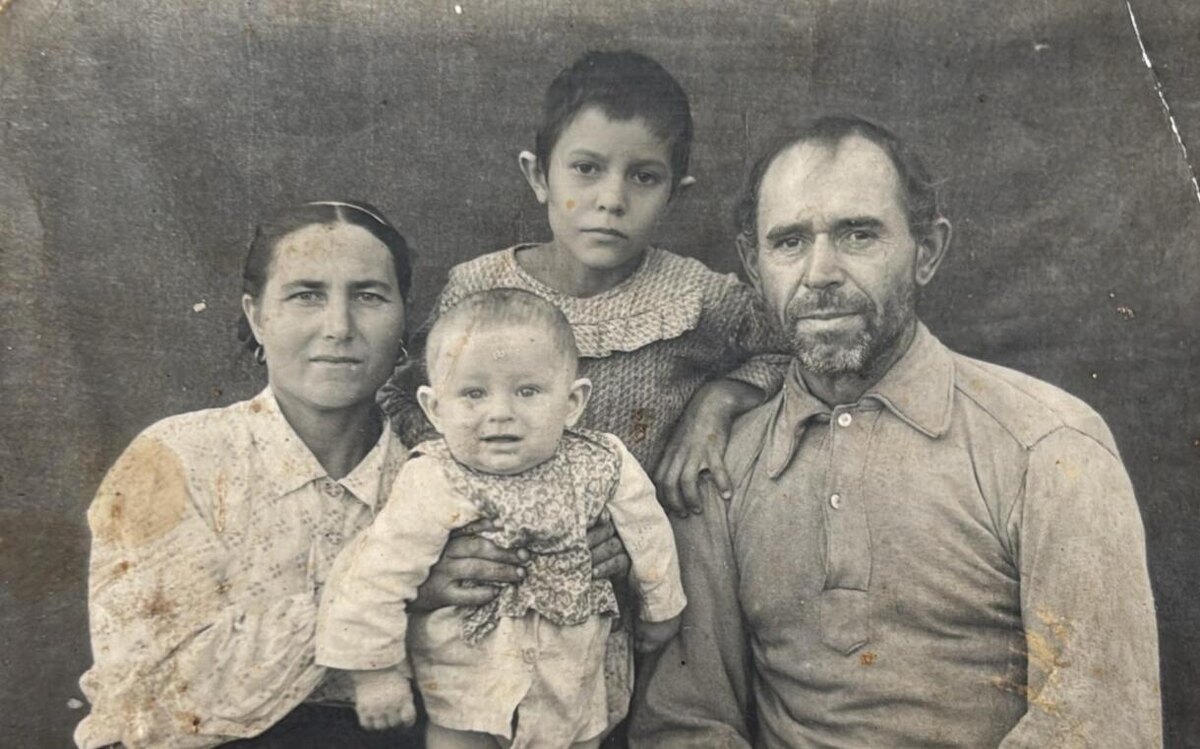    Семья Агеевых: Василий Иванович с женой Натальей Афанасьевной и детьми, 1951 год / фото из архива Светланы Мальник