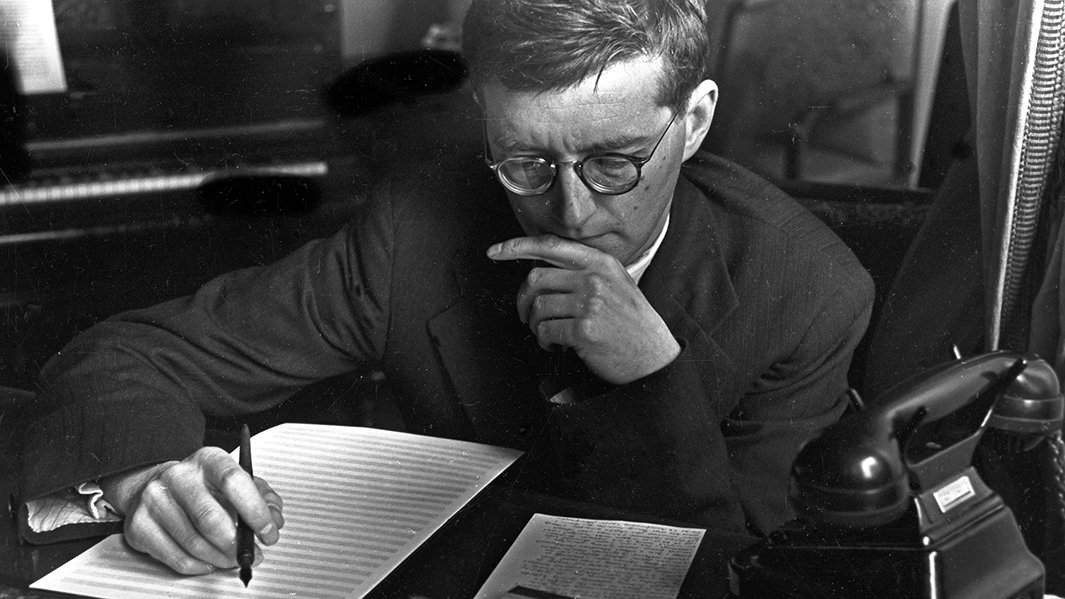 Композитор Дмитрий Шостакович за работой, 1943 год
Фото: РИА Новости/Михаил Озерский
