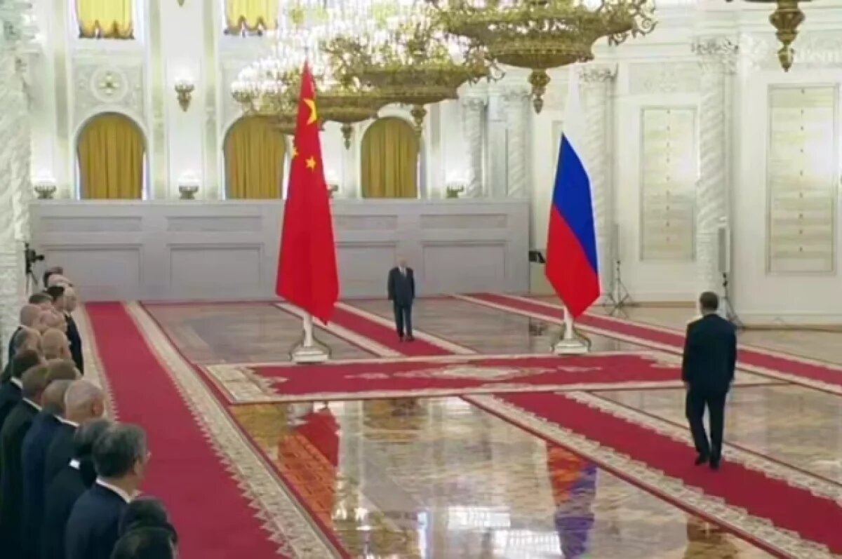    Появились кадры подготовки к началу переговоров Путина и Си Цзиньпина