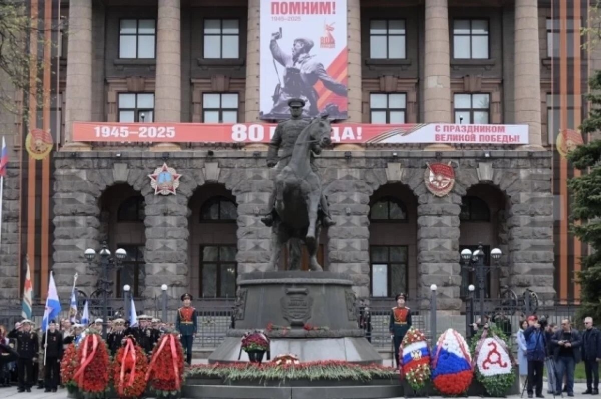    В Екатеринбурге возложили цветы к памятнику маршалу Жукову