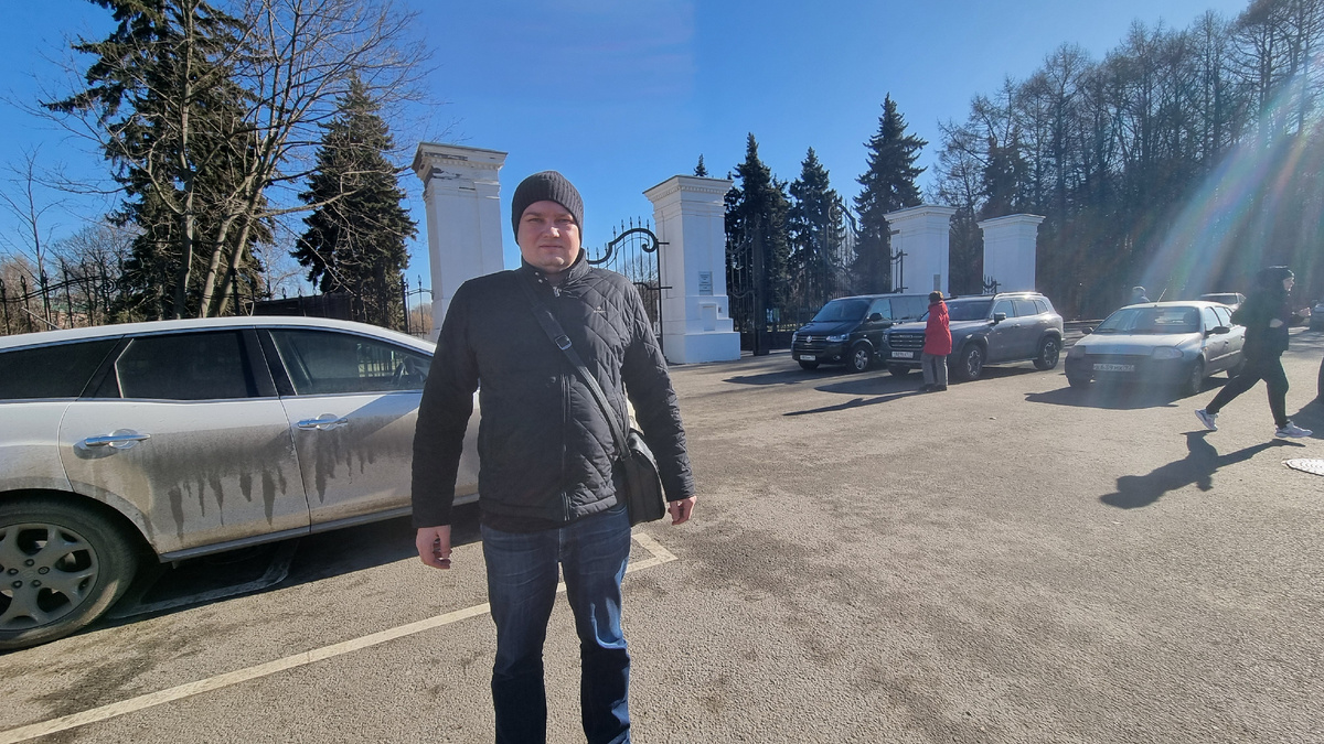 На фото: парковка для машин у главного входа в Ботанический сад имени Н. В. Цицина