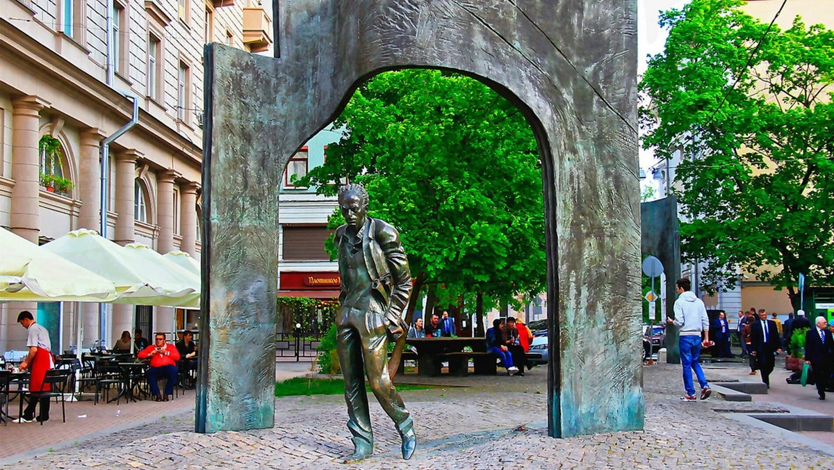 Рис. 5. Памятник Булату Окуджаве на Арбате в Москве