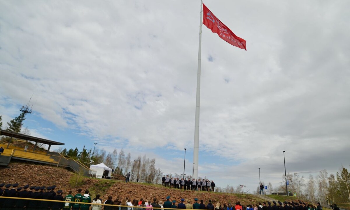     На Николаевской сопке в Красноярске подняли огромное Знамя Победы