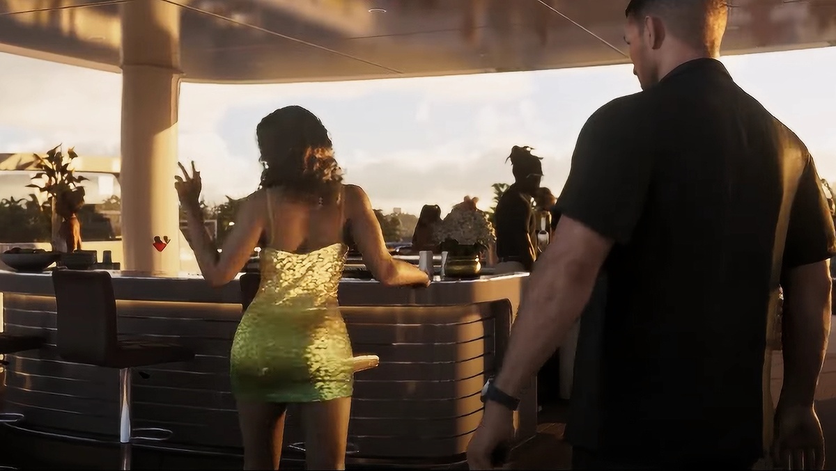 Телочки так и клеют главного героя...