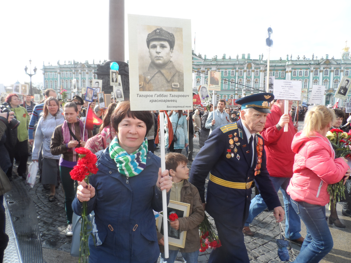 Сестра (двоюродная Эльвира Халяфовна...) с портретом нашего Деда...
