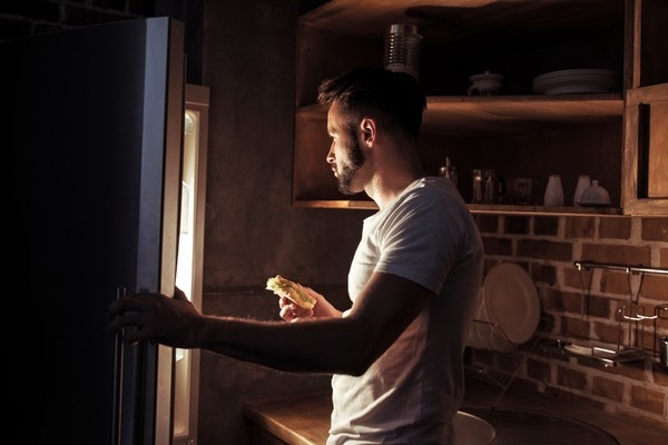 И, конечно же, перестаньте подходить к холодильнику ночью.
