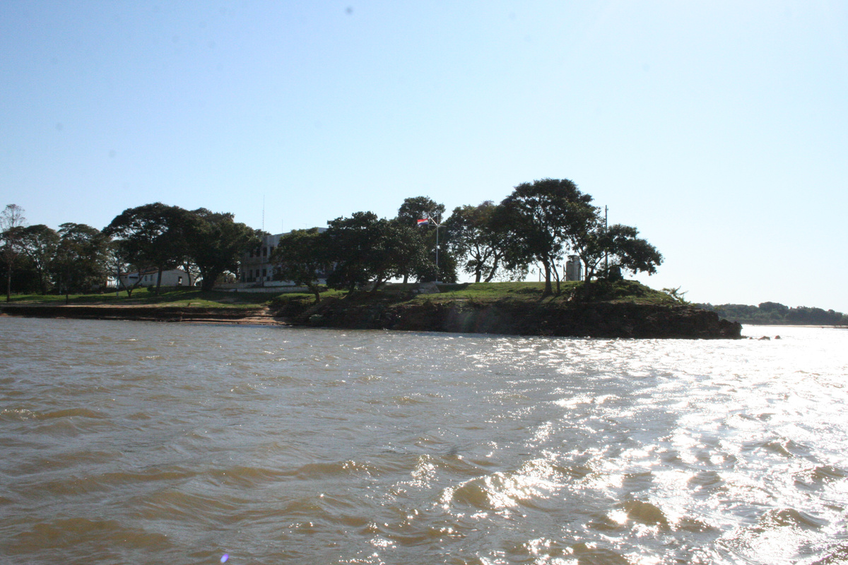 Современный вид на место, где располагалась крепость Итапиру. Видно, что она вполне соответствует своему названию (Ita Piru на гуарани - "Узкая скала")