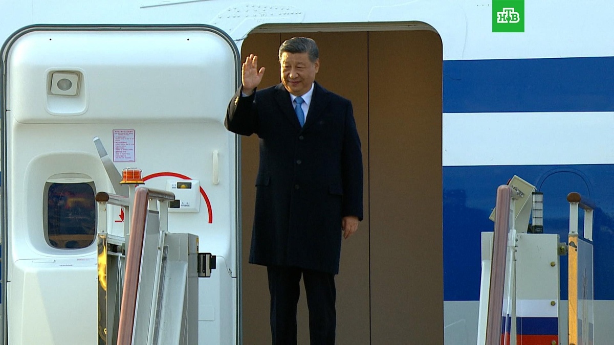    Си Цзиньпин прилетел в Москву