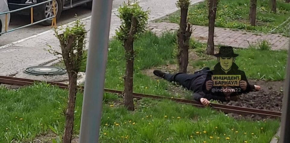    Парень с "пистолетом". Источник: "Инцидент Барнаул"