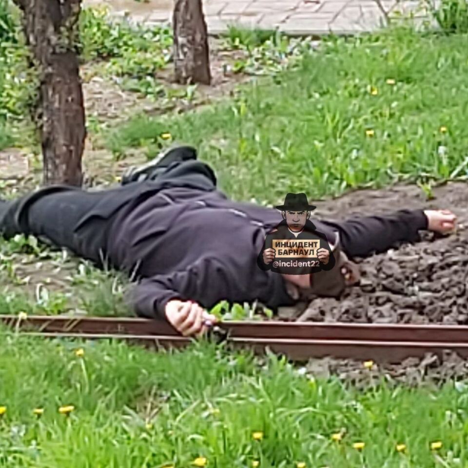    Парень с "пистолетом". Источник: "Инцидент Барнаул"