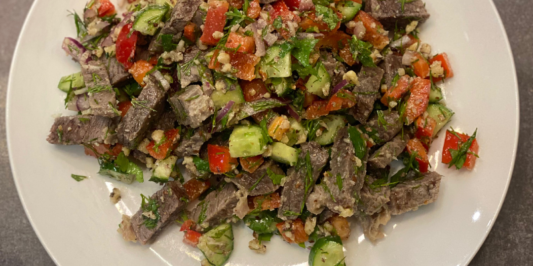 Кавказский салат с говядиной и грецким орехом.