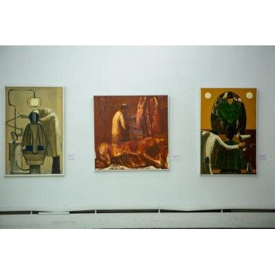 ЗА ДОЛГИЕ ГОДЫ ТВОРЧЕСТВА, А АРТУР ОВАННИСЯН СЕРЬЕЗНО ЗАНИМАЕТСЯ ЖИВОПИСЬЮ уже два десятка лет, он не раз менял жанр, пробуя себя в портрете, натюрморте, пейзаже, однако каждый раз возвращался к стержню своего творческого мировоззрения - размышлениям о жизни и месте в ней человека. Именно человек в мозаичном течении будней с контрастностью их красок и оказался в центре персональной выставки этого самобытного живописца, открывшейся на днях в Союзе художников Армении. Надо отдать должное заслугам Артура Ованнисяна: не каждому художнику выпадает честь выставлять свои работы в самом большом зале СХ, носящем имя Ара Саргсяна. Это значит, ему есть, что сказать публике, и что за всю свою творческую карьеру он не стоял на месте, а создал целый живописный мир, способный подчинить себе масштабное выставочное пространство.