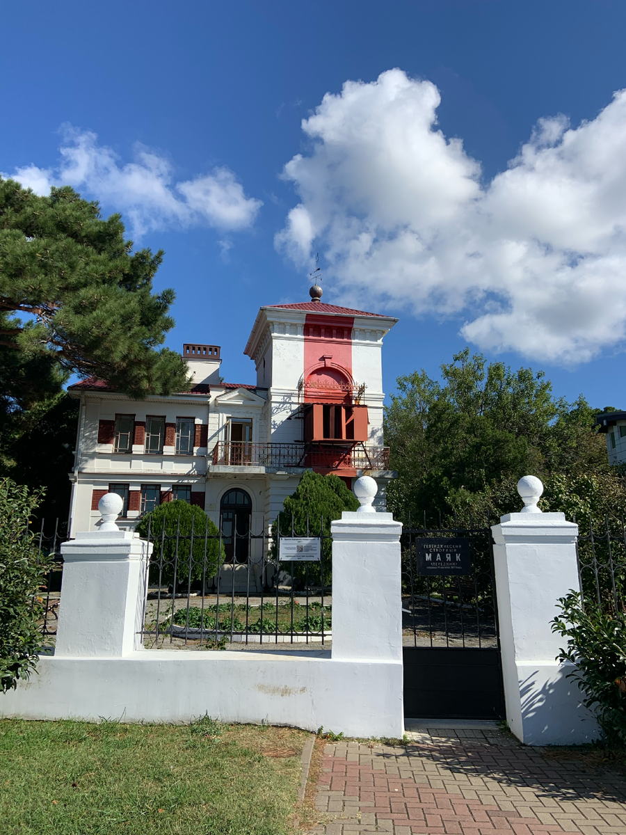 Створный маяк на набережной Геленджика