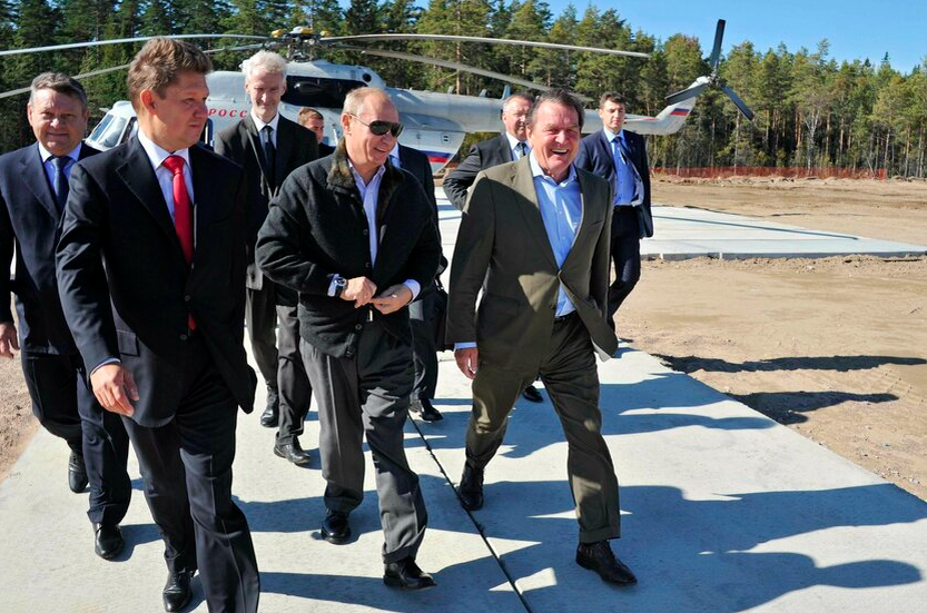 Президент России Путин и тогдашний канцлер Германии Герхард Шредер с главой «Газпрома» Алексеем Миллером © Алексей Никольский/ria novost/reuters