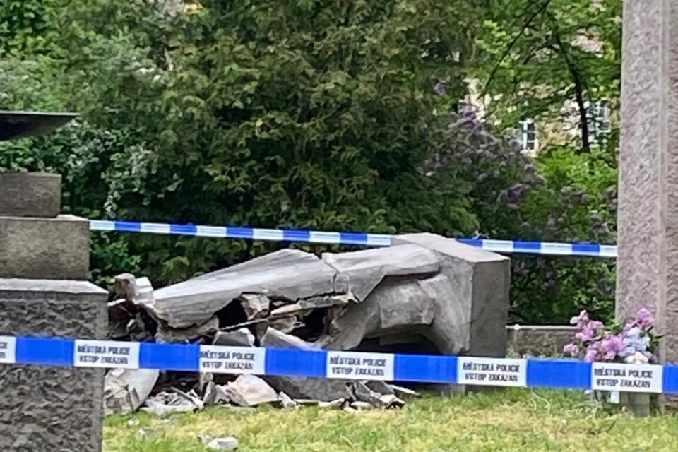 Минувшей ночью 7 мая в курортном городе Теплице, что расположен на северо-западе Чехии, вандалы разбили памятник советскому солдату. Фото: СОЦСЕТИ.