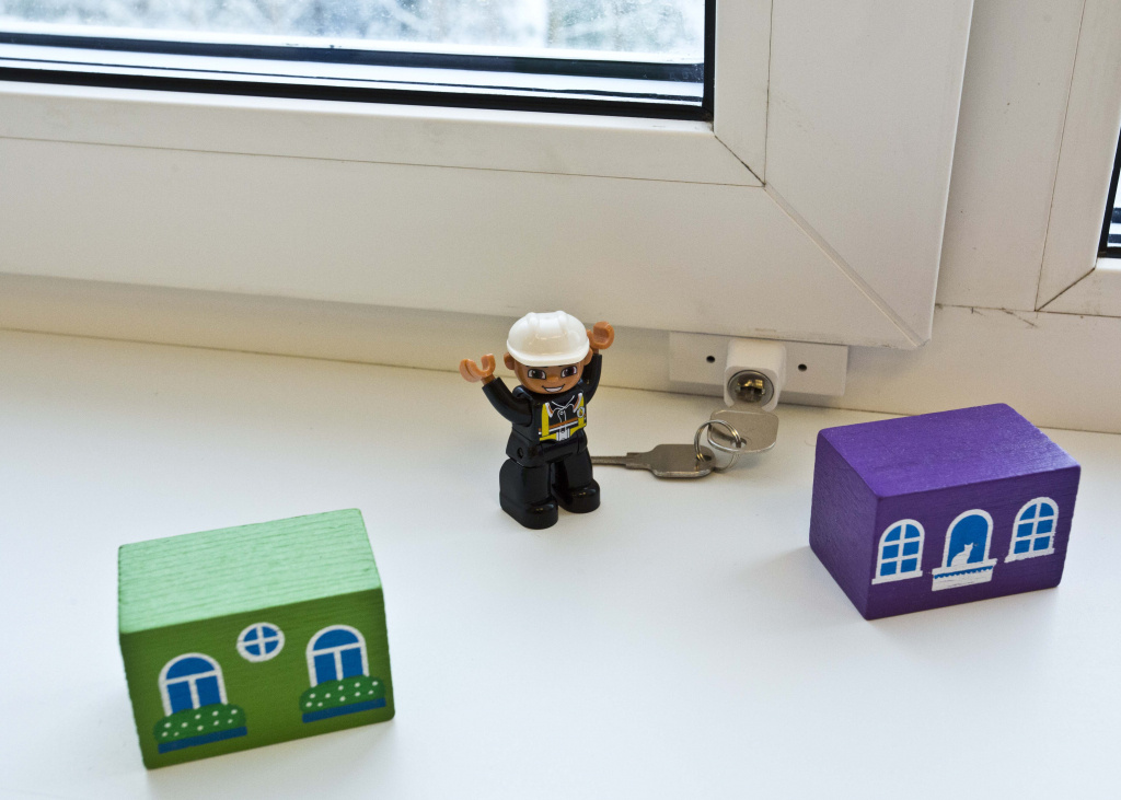    В прокуратуре Югры напомнили об ответственности родителей из-за участившихся случаев выпадения детей из окон