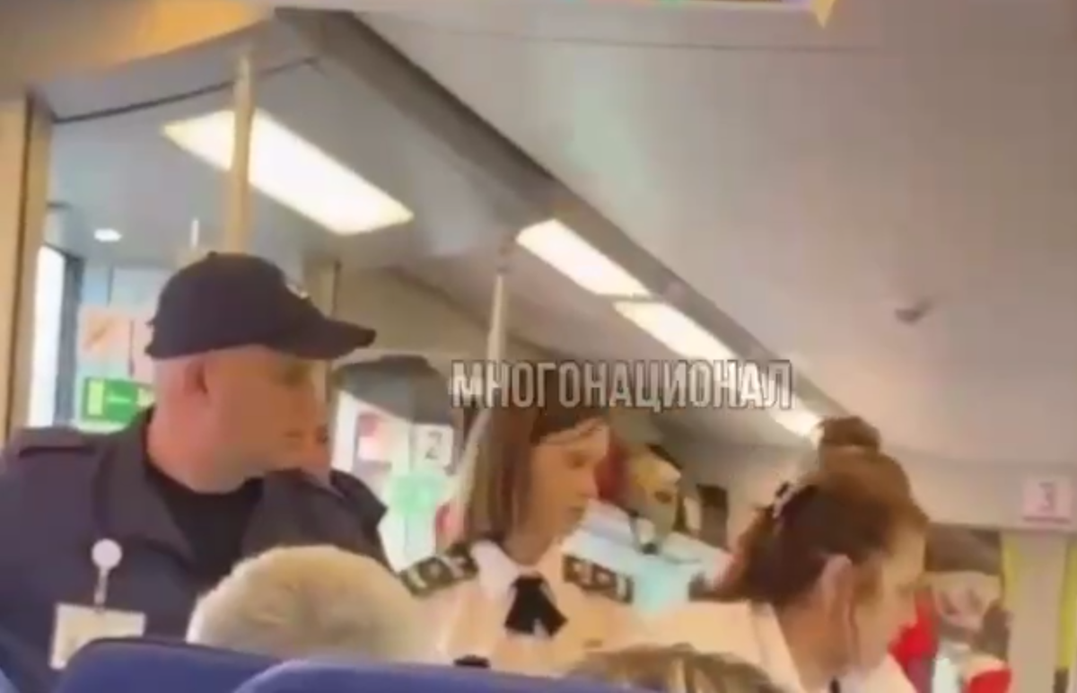 Сотрудники РЖД уговаривают пассажира пересесть на другое место