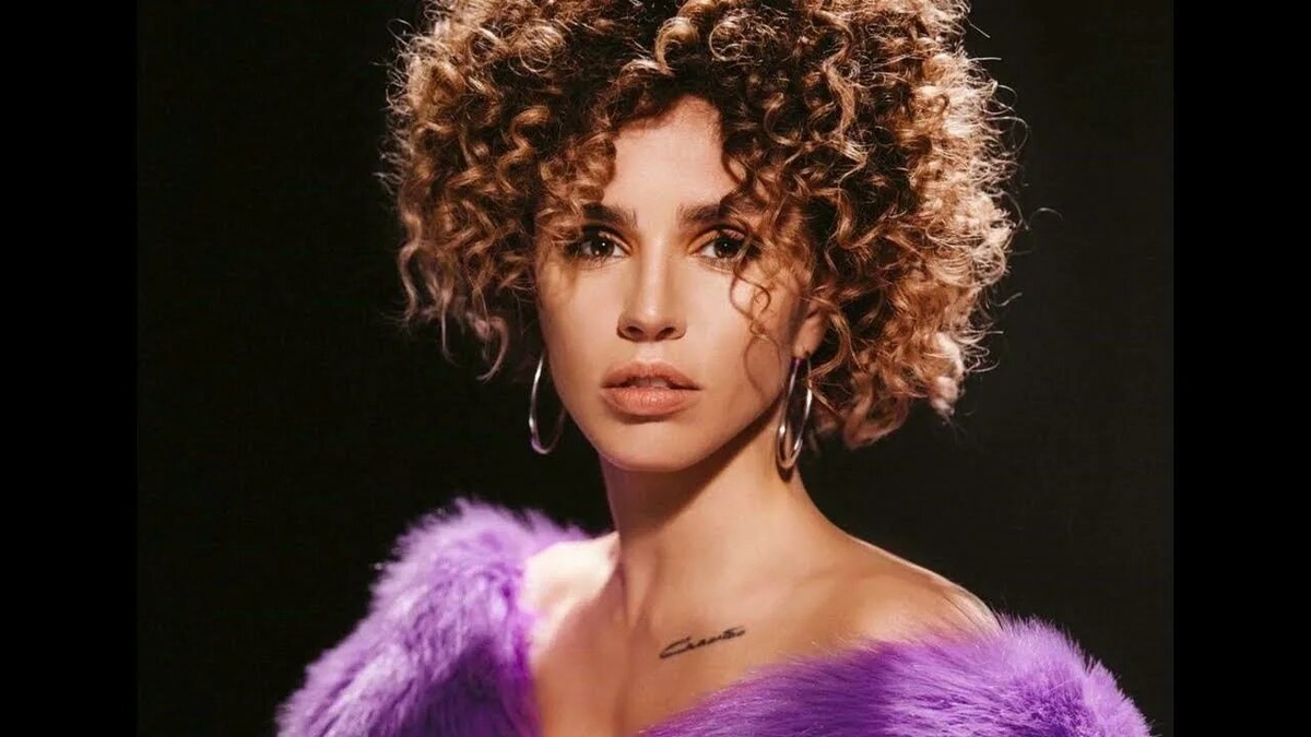 На фото Zivert YouTube