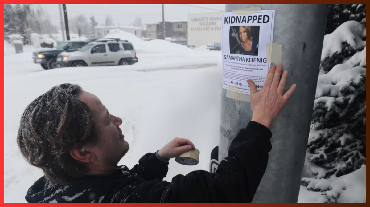 Друг семьи расклеивает листовки после исчезновения Саманты Кениг, февраль 2012 года.