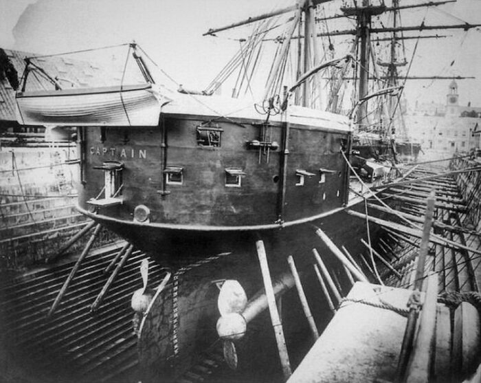 Источник фото: Naval Encyclopedia, https://naval-encyclopedia.com/ https://naval-encyclopedia.com/wp-content/uploads/2025/02/HMS_Captain_sternpoop_dock-700x557.jpg