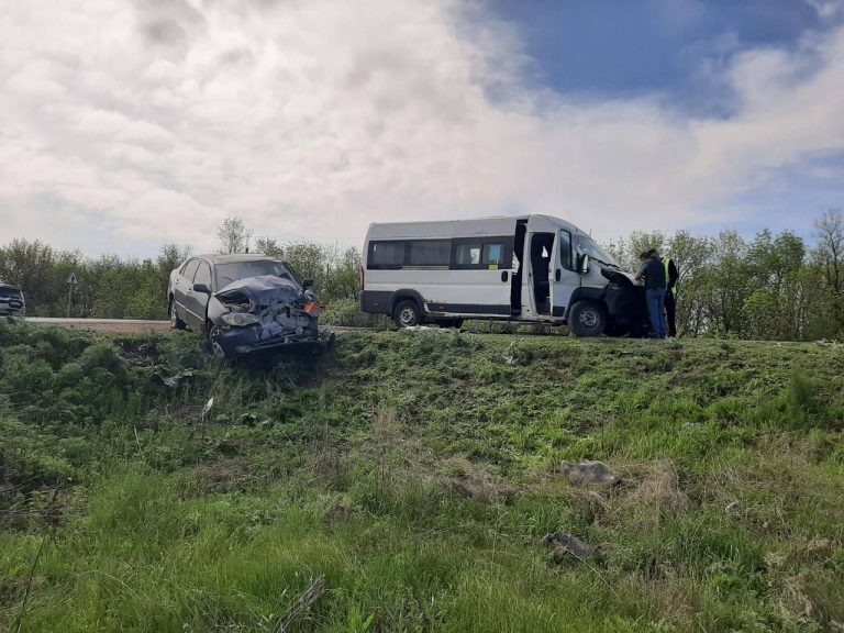    Под Оренбургом пассажирский микроавтобус врезался в легковушку Оренбуржье