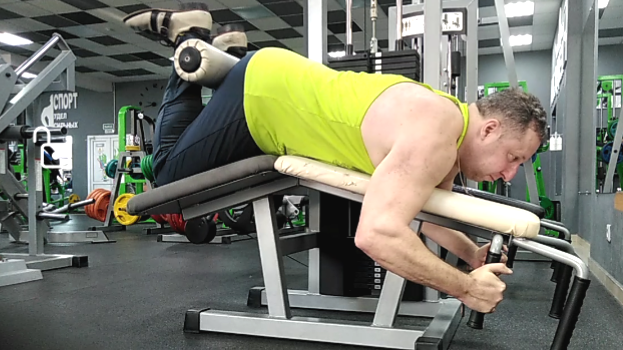 Сгибание ног на тренажере лежа незаменимо для поддержания тонуса мышц задней части бедра.