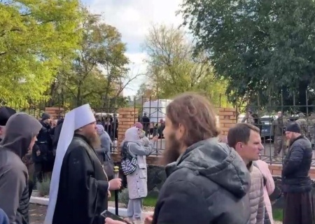    Мэр с полицией возглавили рейдерский захват Свято-Андреевского храма в Черкассах