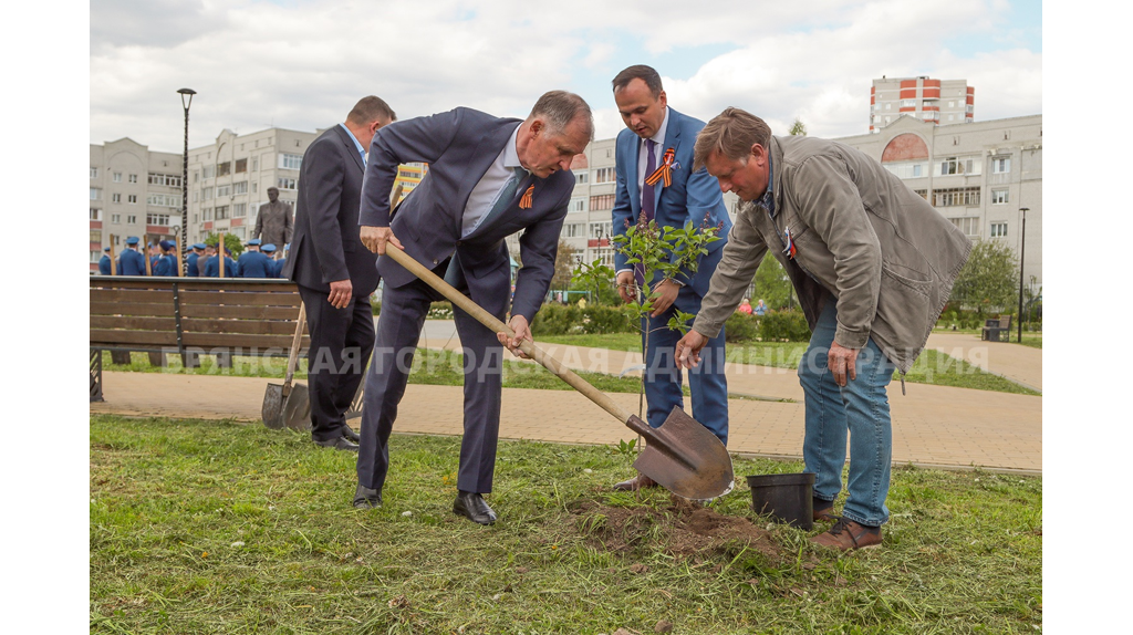 Сегодня в мире насчитывается более 2 500 сортов сирени обыкновенной. 170 из них растут на участке у Ивана Сильченко в поселке Клюковники Навлинского района. Почетный работник лесного хозяйства России, Иван Владимирович уже полвека занимается выращиванием этого декоративного кустарника.📷
