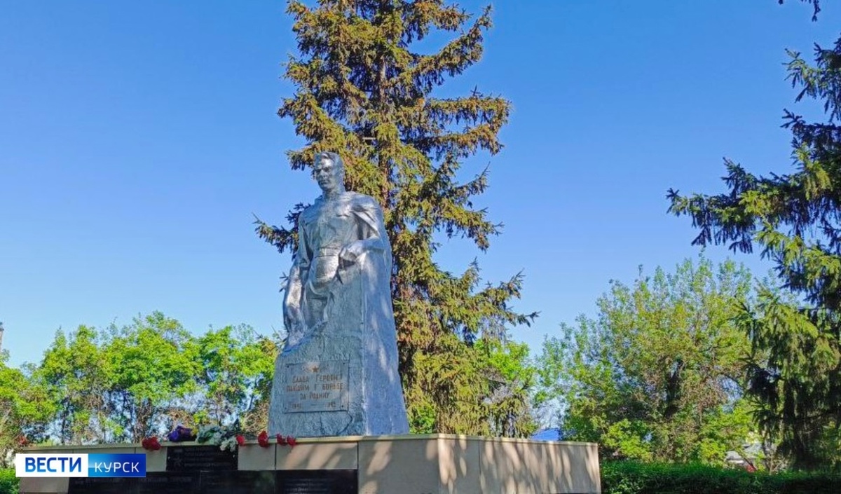    Александр Хинштейн осматривает отреставрированные мемориалы в Обоянском районе Курской области