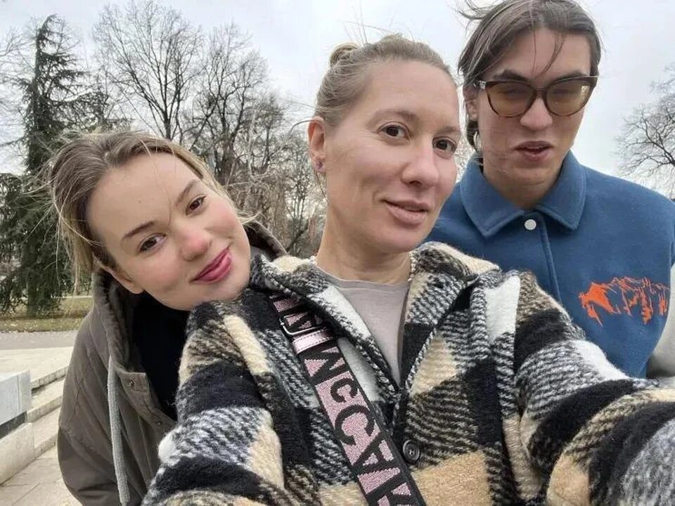 Иван Шаргунов с мамой и сестрой