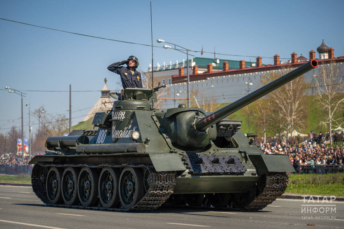 Зрители смогут увидеть легендарный танк Т-34 «Колхозник Татарии», современный Т-90М «Прорыв», боевые танки Т-80 и Т-72Фото: © Владимир Васильев / «Татар-информ»