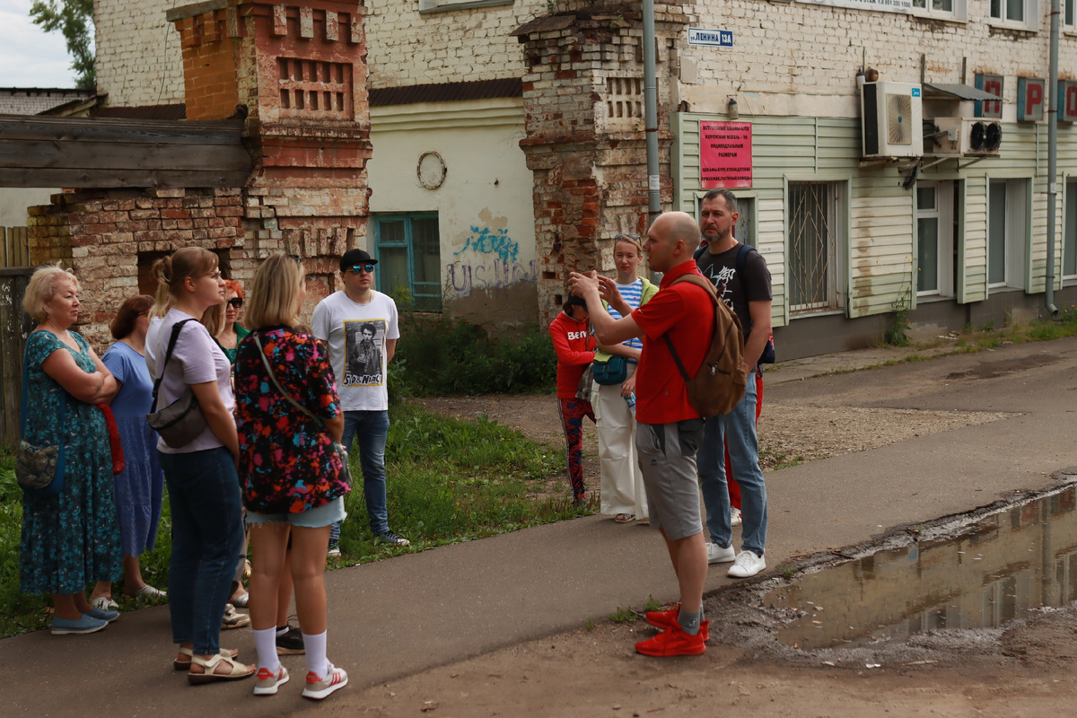 Рассказываю об усадьбах на улицах Вокзальной и Ленина. Фотография Екатерины Зязиной.