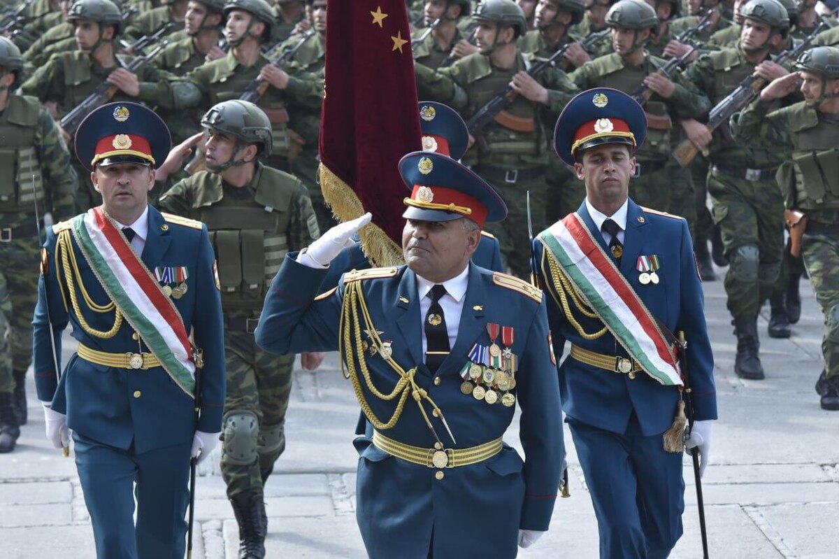 Помимо главы государства Эмомали Рахмона, на параде присутствовали спикеры обеих палат парламента, премьер, главы силовых и военных ведомств, члены зарубежных дипмиссий, а также представители 201-й российской военной базы, дислоцированной в Таджикистане.