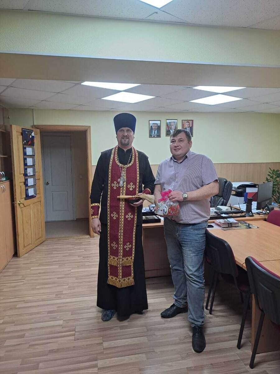 Отец Николай Ворожбит с директором учреждения Фунтусовым Леонидом Александровичем