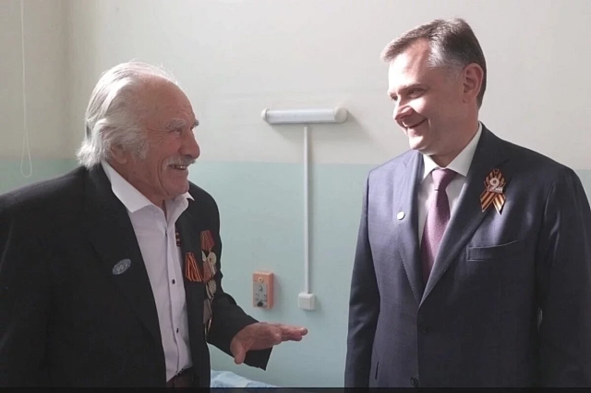    Юрий Слюсарь навестил ветеранов ВОВ в госпитале в Ростове