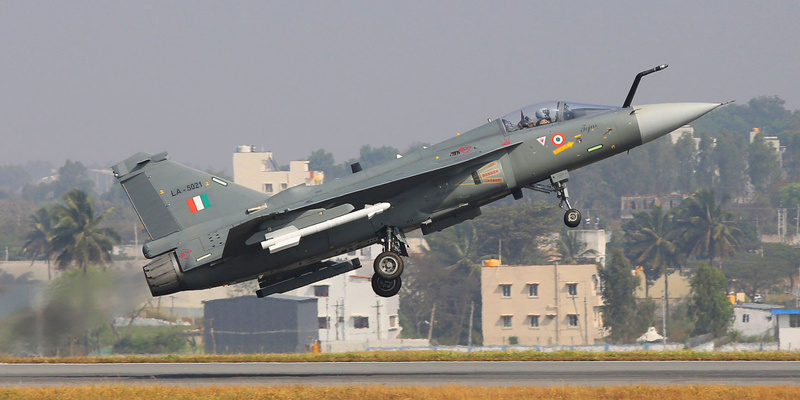 самолёт в небе.  фото: картинки яндекса.