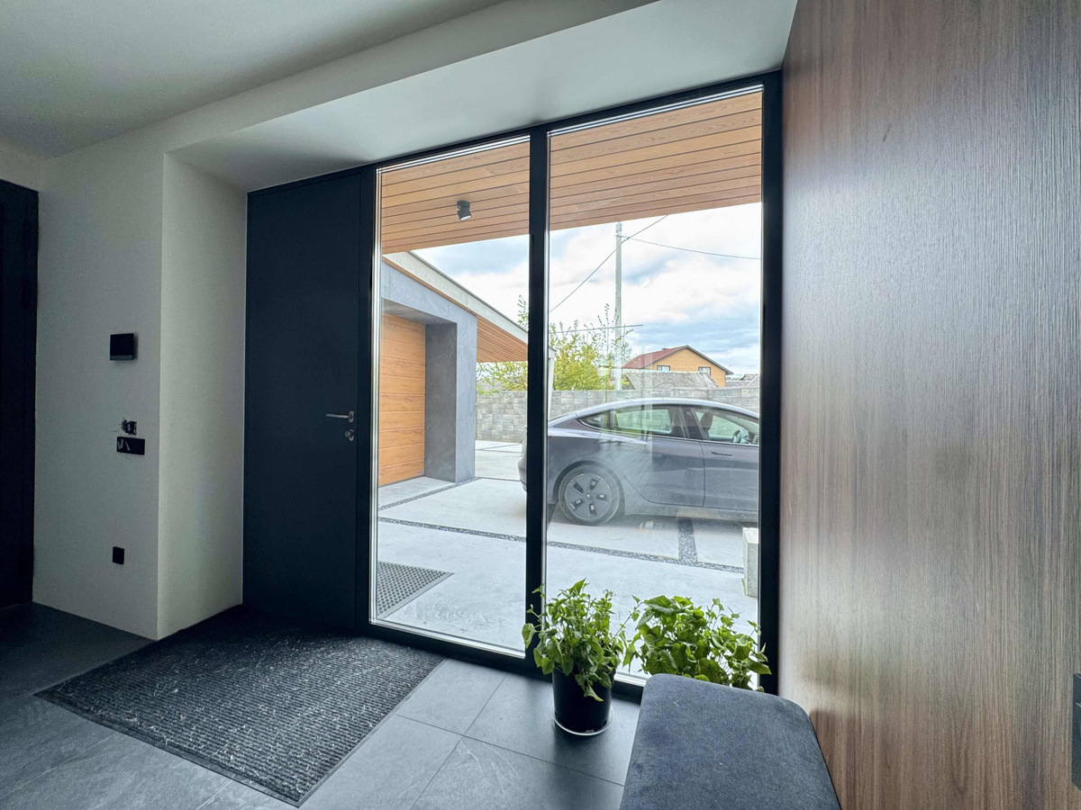 Современная алюминиевая дверь в частном доме