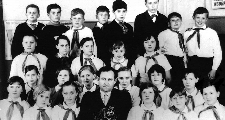 Классный руководитель - Пётр Иванович Кащенко. Средняя школа №5 Липецка, 1970 год