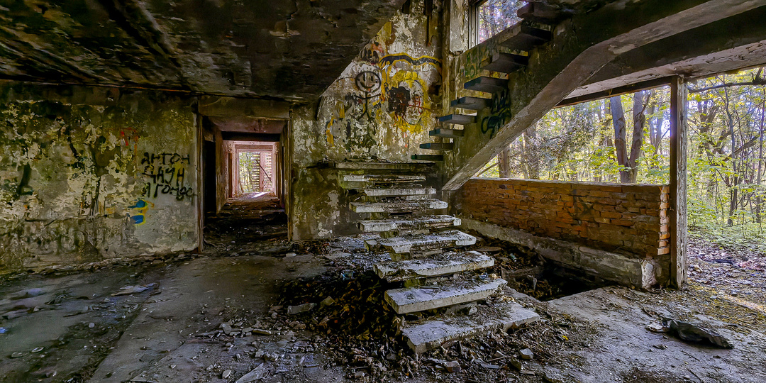 Нашел в Подмосковье заброшенный пионерлагерь с крокодилом